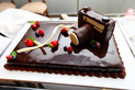 カメラのチョコケーキ:(ウエディングケーキ:イミテーションケーキ,生ケーキ,クラシック・シンプル,大人・シック,チョコレート,１段)