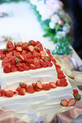 苺たっぷりウェディングケーキ:(ウエディングケーキ:生ケーキ,ナチュラル,大人・シック,クリーム,イチゴ,２段,スクエア)