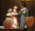 ピンクのカクテルドレスで三段ケーキカット！:(ウエディングケーキ:生ケーキ,シュガー＆あめ細工,人形)