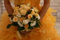 ドレスに負けないオレンジブーケ☆:(ブーケ、ブートニア:クラッチブーケ,イエロー・オレンジ系,生花,カラードレス用)