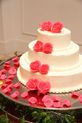 ピンクローズのウェディングケーキ:(ウエディングケーキ:生ケーキ,クラシック・シンプル,ラブリー,スタイリッシュ,クリーム,お花,複数段,ラウンド)