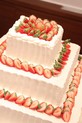 3段生ケーキ！:(ウエディングケーキ:生ケーキ,ゴージャス,クリーム,イチゴ,複数段,スクエア)